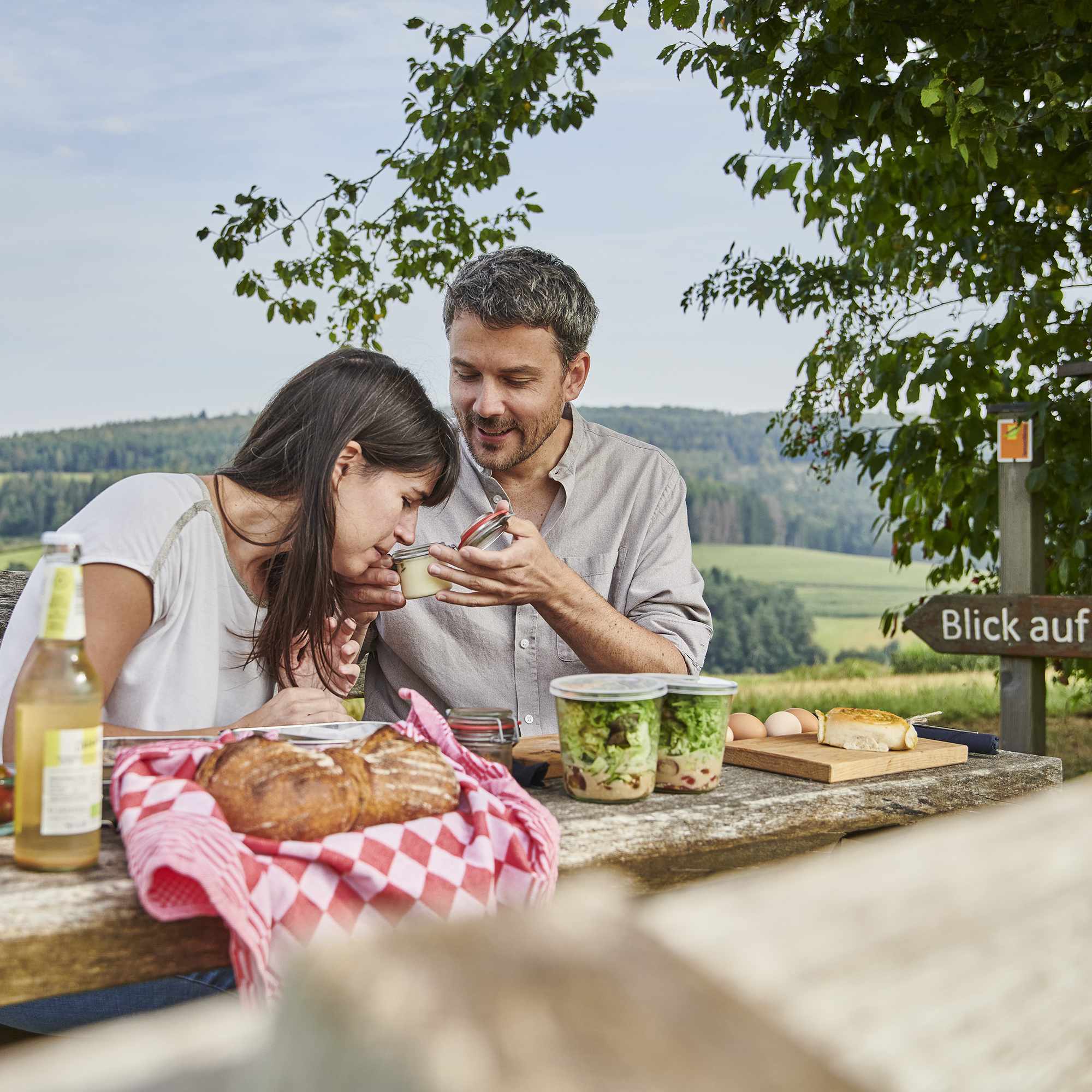 Picknick an der Station Burgjoß